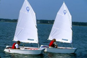 Sofia Vergara navy ball gown at Oscars 2016 red carpet